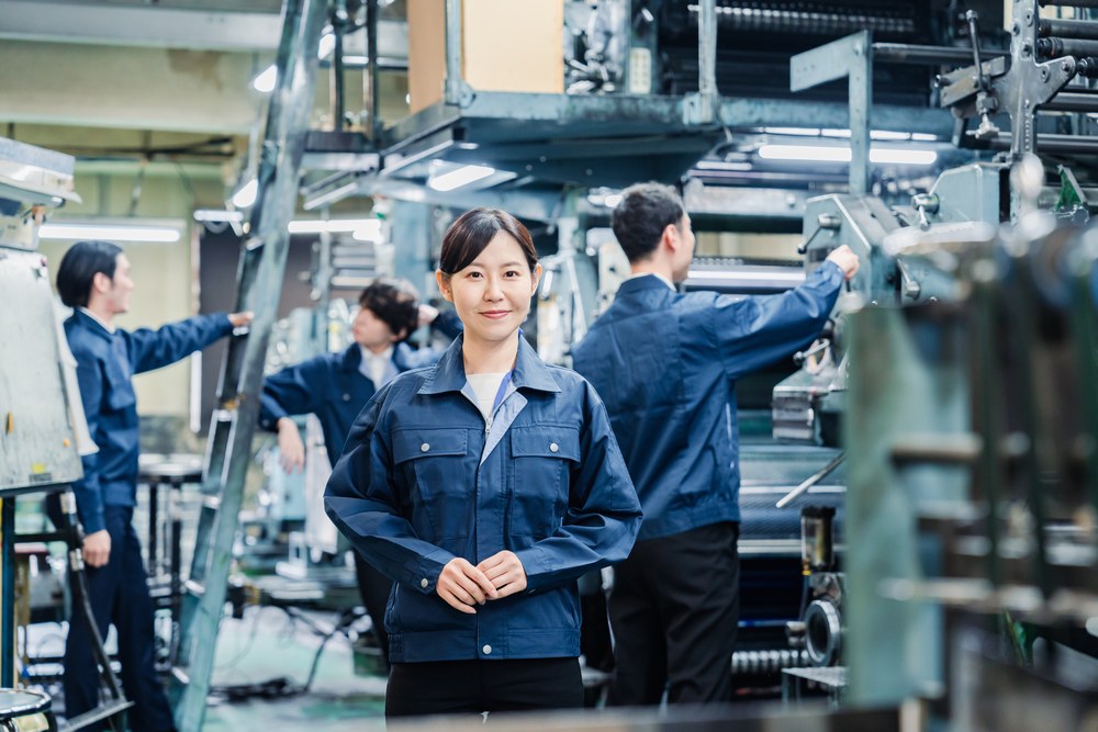 町工場の製造ラインで作業する作業着姿の日本人従業員たち。製造業の資金繰りを解説する記事冒頭の写真